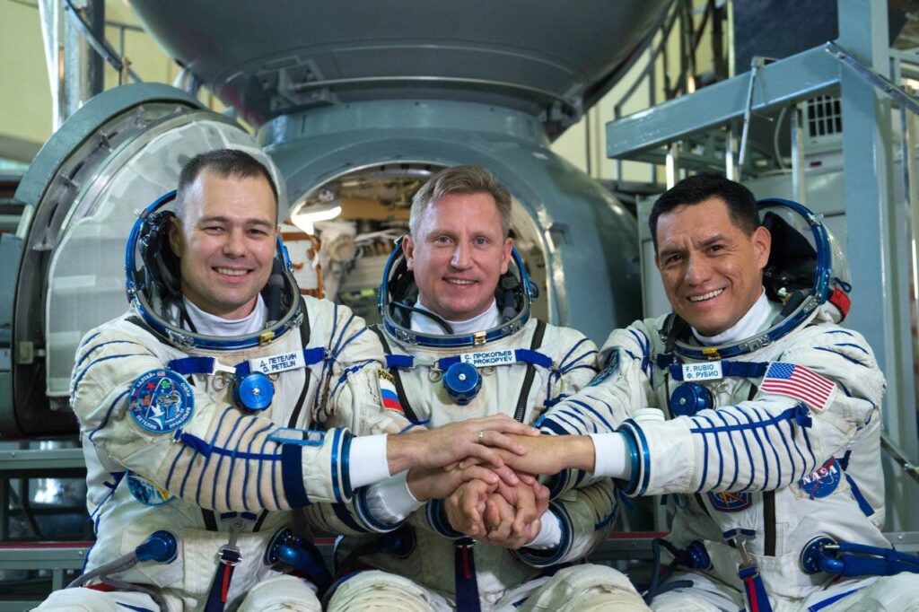 Tripulacion de regreso de la Soyuz MS 24