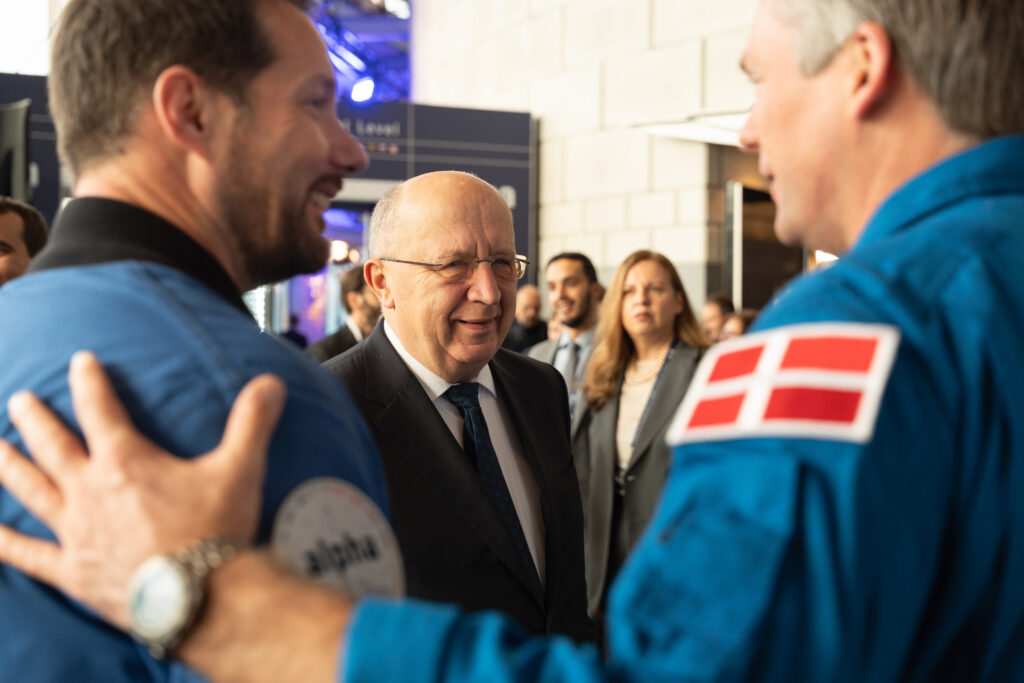 ESA Astronauts greet European Commissioner at CM25